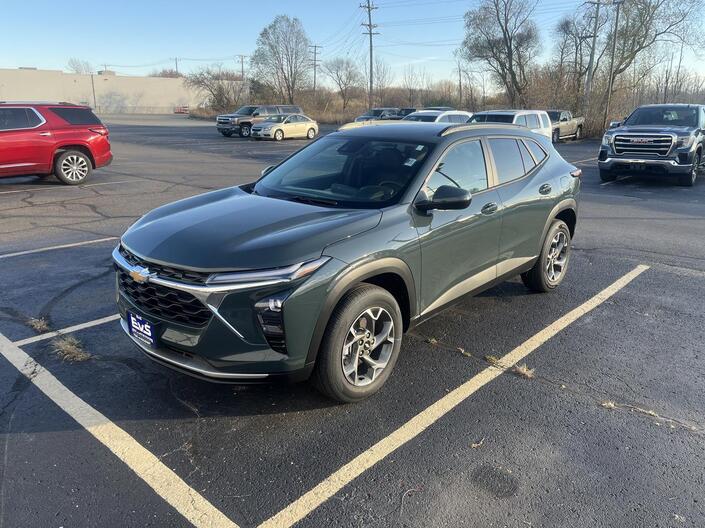 2025 Chevrolet Trax LT w/AdaptiveCruise LaneChangeAlert RearParkAssist HeatedSteeringWheel HeatedSeats Milwaukee WI